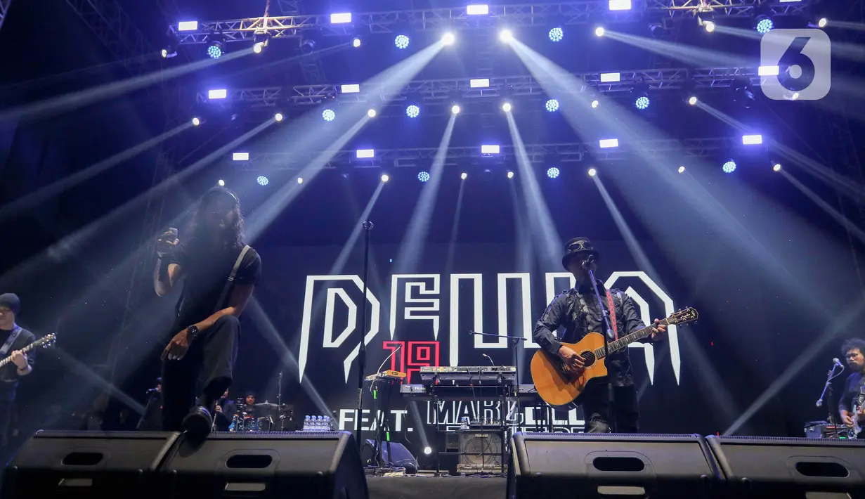 Grup band Dewa feat Ello saat tampil di hari kedua konser musik Soundsfest 2024 yang digelar di kawasan Summarecon Mal Bekasi, Jawa Barat, Minggu (28/7/2024). (Liputan6.com/Herman Zakharia)