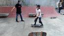 Instruktur melatih seorang anak menggunakan skateboard dengan memakai masker dan face shield di Crooz Shophouse di kawasan Duren Tiga, Jakarta Selatan, Minggu (2/8/2020). Mereka kembali melakukan latihan seminggu dua kali dengan menerapkan protokol kesehatan. (merdeka.com/Arie Basuki)