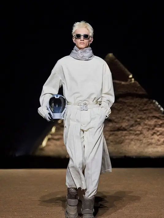 Selain itu, film ilmiah klasik karya Frank Herbert ‘Dune’ juga menjadi inspirasi Jones yang terlihat pada potongan busana hoodie layaknya sci-fi, coat galaxy, hingga constellations knitted sweater. Dok/Dior.