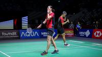 Ekspresi kecewa pebulu tangkis ganda campuran Indonesia, Dejan Ferdinansyah/Gloria Emanuelle Widjaja saat gagal mengembalikan kok ke arah pasangan Thailand, Dechapol Puavaranukroh/Sapsiree Taerattanachai pada babak perempat final Indonesia Open 2024 di Istora, Senayan, Jakarta, Jumat (07/06/2024). (Bola.com/Bagaskara Lazuardi)