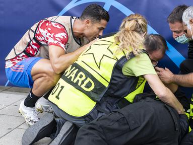 Megabintang Cristiano Ronaldo selalu menjadi sorotan baik sebelum atau sedang berjalannya laga di lapangan. Sebuah insiden terjadi jelang laga Young Boys vs Manchester United di Liga Champions. (Foto:AFP/Alessandro Della Valle)