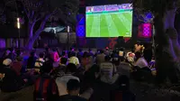Acara nobar pertandingan Barcelona vs Girona yang merupakan bagian dari rangkaian Vidio Sports Festival di Plaza Senayan, Jakarta, pada Sabtu (18/10/2025) bisa dihadiri secara gratis. Fans nampak antusias dengan hadir mengenakan jersey tim kesayangannya. (Liputan6.com/Melinda Indrasari)