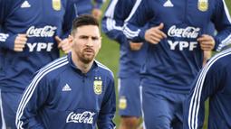 Gelandang Argentina, Lionel Messi, berlari ringan saat latihan di Valdebebas, Madrid, Senin (18/3). Latihan ini merupakan persiapan jelang laga persahabatan melawan Venezuela. (AFP/Gabriel Bouys)