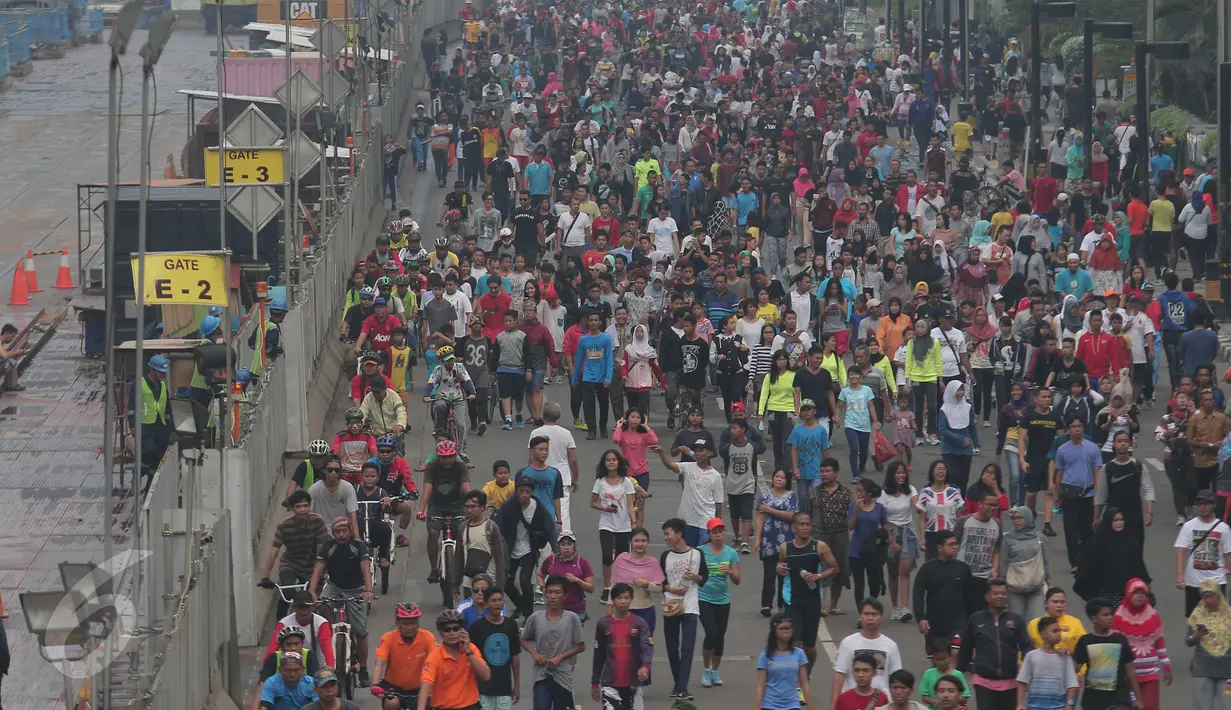 Suasana Car Free Day di kawasan Bundaran HI, Jakarta, Minggu (27/12/2015). Kemeriahan libur akhir tahun dimanfaatkan warga untuk menikmati lengangnya Jakarta. (Liputan6.com/Angga Yuniar)