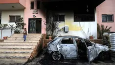 Seorang anak Palestina berdiri di sisi mobil yang hancur dan di luar rumah yang terbakar setelah serangan yang dilaporkan dilakukan oleh pemukim Israel di desa Deir al-Hatab, sebelah timur kota Nablus, di Tepi Barat, wilayah yang diduduki Israel pada Senin 23 Maret 2026. Penyerangan yang dilakukan pemukim ilegal Israel di Tepi Barat terhadap warga Palestina kembali terjadi. (JAAFAR ASHTIYEH/AFP)