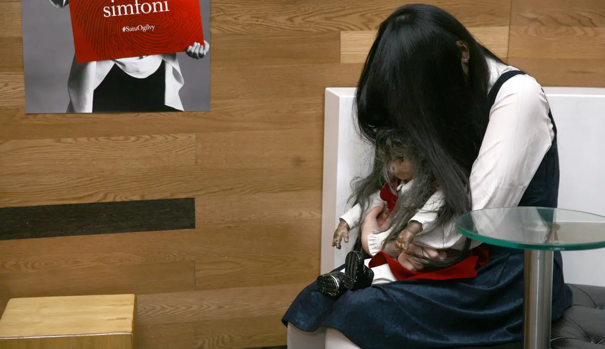 Perempuan yang dikenal sosok pendiam itu  juga membuat juri penasaran, termasuk David Poster. Juri penasaran dengan sisi lain sosok Riana yang tak pernah bersuara. Bahkan hingga menemui di ruang tunggu. (Nurwahyunan/Bintang.com)