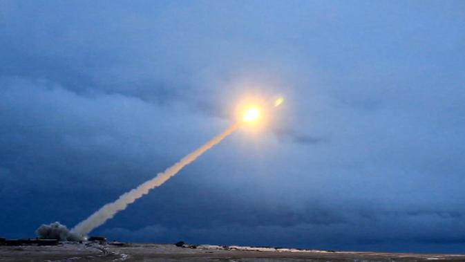 Peluncuran rudal jelajah antarbenua bertenaga nuklir Rusia terbaru saat uji coba. Presiden Vladimir Putin mengklaim bahwa persenjataan mereka tidak dapat dicegat oleh musuh. (RU-RTR Russian Television via AP)