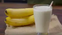 Susu pisang bisa jadi alternatif pelepas dahaga penambah energi selepas puasa. (dok. Masak.tv/Dinny Mutiah)