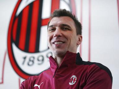 Striker baru AC Milan, Mario Mandzukic, berpose di Pusat Latihan AC Milan, Selasa (19/1/2021). Kehadiran Striker veteran asal Kroasia ini akan menambah ketajaman lini depan AC Milan. (Spada/LaPresse via AP)