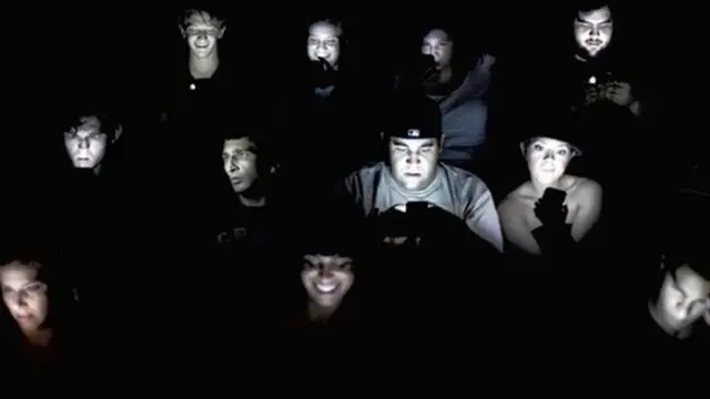 Selain melanggar film, cahaya yang menyilaukan dari handphone bisa mengganggu orang di sekitarmu! © Indie Wire