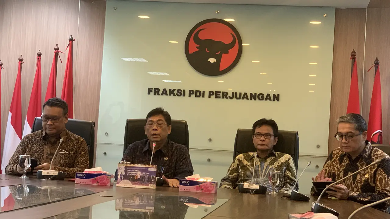 Fraksi PDI Perjuangan DPR RI menyampaikan duka cita mendalam kepada keluarga korban yang meninggal dari Tragedi Kanjuruhan, Malang, yang memakan korban ratusan jiwa (Liputan6.com/Delvira Hurabarat)