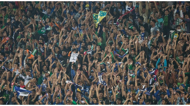 Bonek dan Bobotoh bertemu pada laga Surabaya United melawan Persib Bandung dalam lanjutan Piala Jenderal Sudirman di Gelora Delta Sidoarjo, Sabtu (21/11/2015). Mereka saling berbaur satu sama lain.