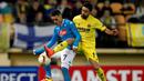 Pemain Villarreal, Jaume Costa (kanan), berebut bola dengan pemain Napoli, Jose Maria Callejon, pada laga leg pertama 32 besar Liga Europa di Stadion Camp El Madrigal, Jumat (19/2/2016) dini hari WIB. (AFP/Jose Jordan)