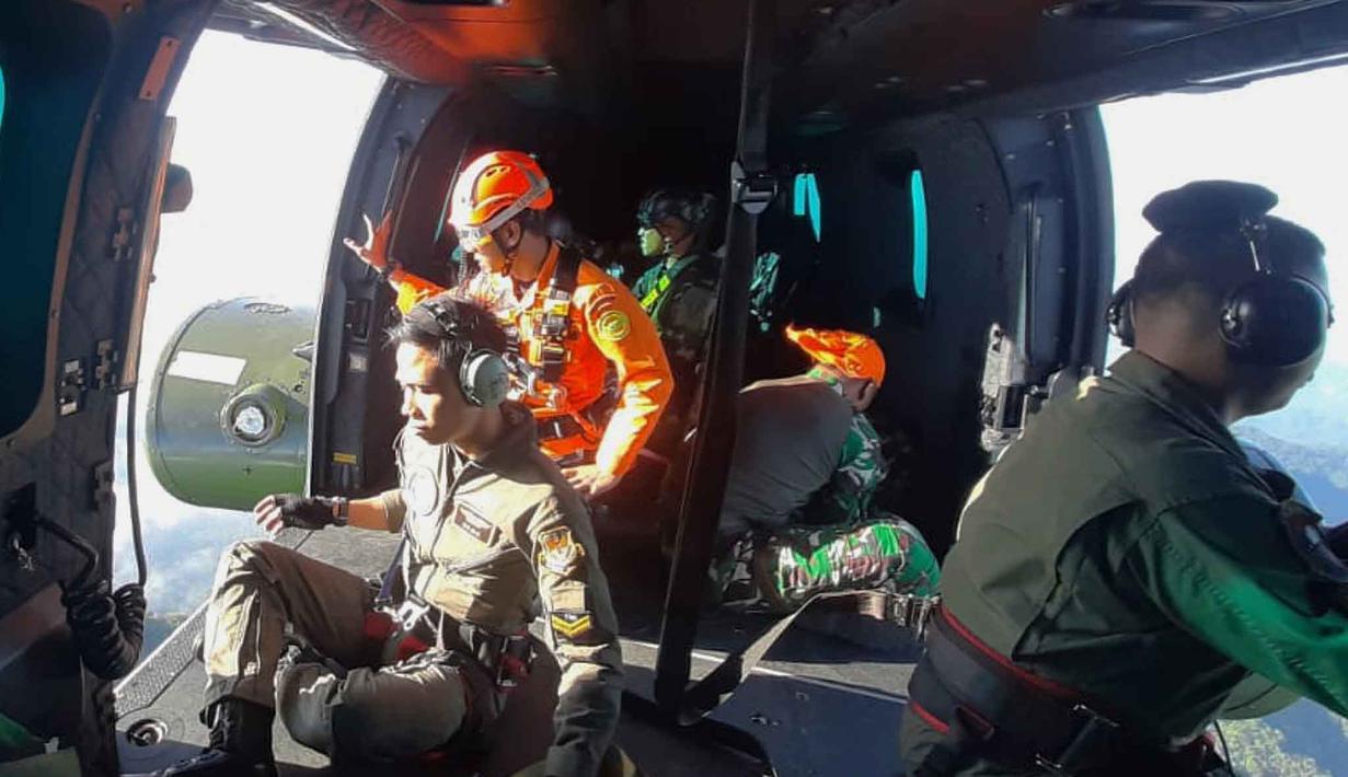 Pesawat tersebut berangkat dari Bandara Adisutjipto di Yogyakarta pada pukul 09.08 WITA dengan estimasi waktu tiba (ETA) di Bandara Internasional Sultan Hasanuddin, Makassar, pukul 12.22 WITA. Tampak dalam foto yang disediakan oleh Badan Nasional Pencarian dan Penyelamatan Indonesia (BASARNAS), memperlihatkan anggota tim penyelamat melihat dari helikopter pada Sabtu 17 Januari 2026, setelah sebuah pesawat penumpang kehilangan kontak saat mendekati daerah pegunungan antara pulau Jawa, dan Sulawesi. (BASARNAS via AP)