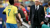 Pelatih Timnas Brasil, Carlo Ancelotti, berbicara dengan Vinicius Junior, saat pertandingan Grup C Piala Dunia 2026 antara Brasil dan Maroko di New York/New Jersey Stadium, East Rutherford, pada 13 Juni 2026. (MAURO PIMENTEL / AFP)