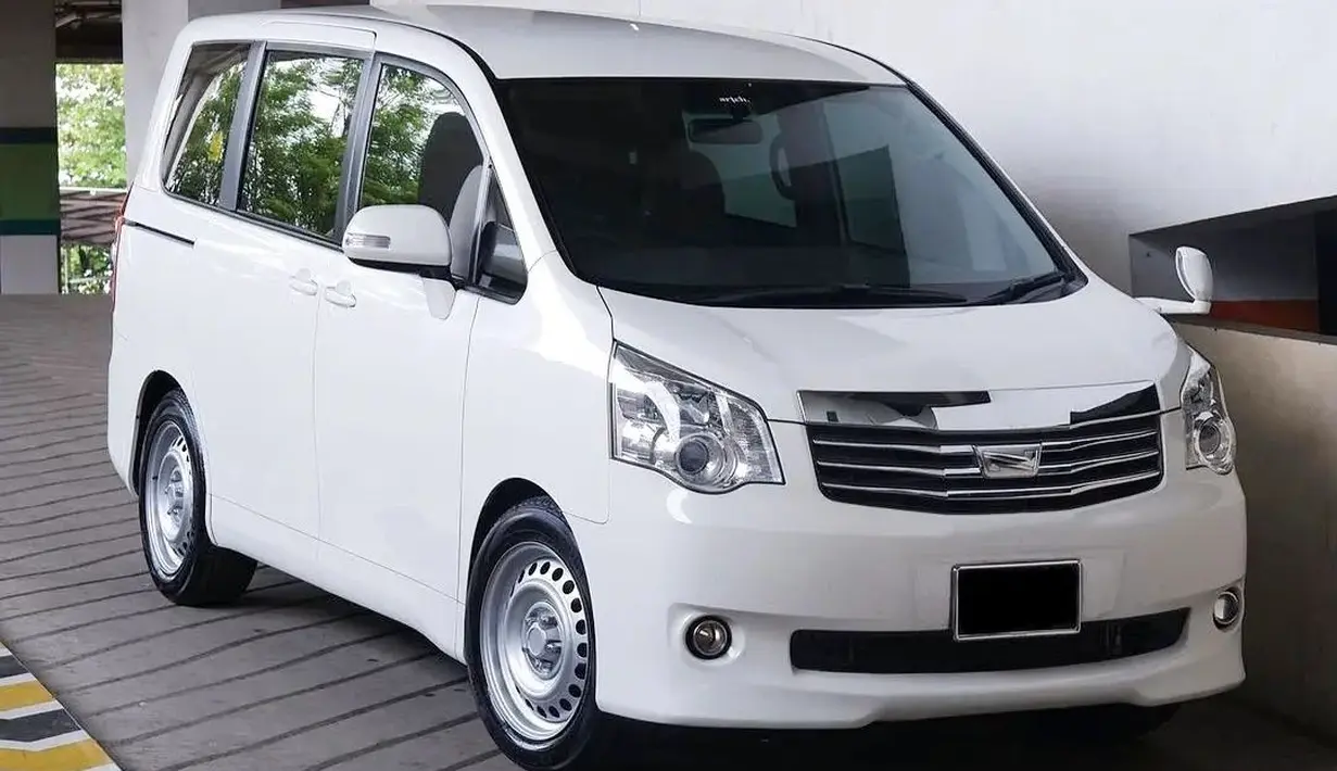 Toyota Nav1 ini tetap terlihat mewah walau dengan pelek kaleng. (Source: Instagram/@alwinsoo)