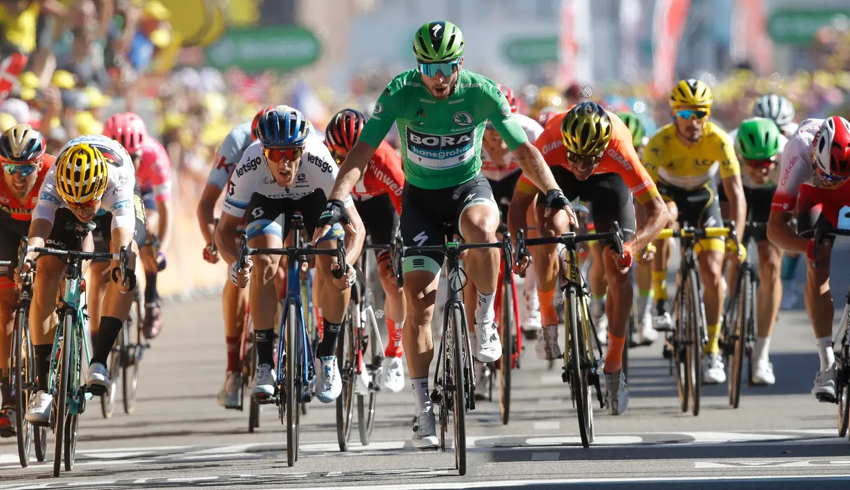 Pebalap sepeda Slovakia Peter Sagan (tengah) melakukan selebrasi saat melintasi garis finish pada etape kelima Tour de France di Colmar, Prancis, Rabu (10/7/2019). Peter Sagan menjuarai etape kelima Tour de France setelah melewati rute sepanjang 175,5 Km dari Saint-Dié-des-Vosges ke Colmar. (AP Phot