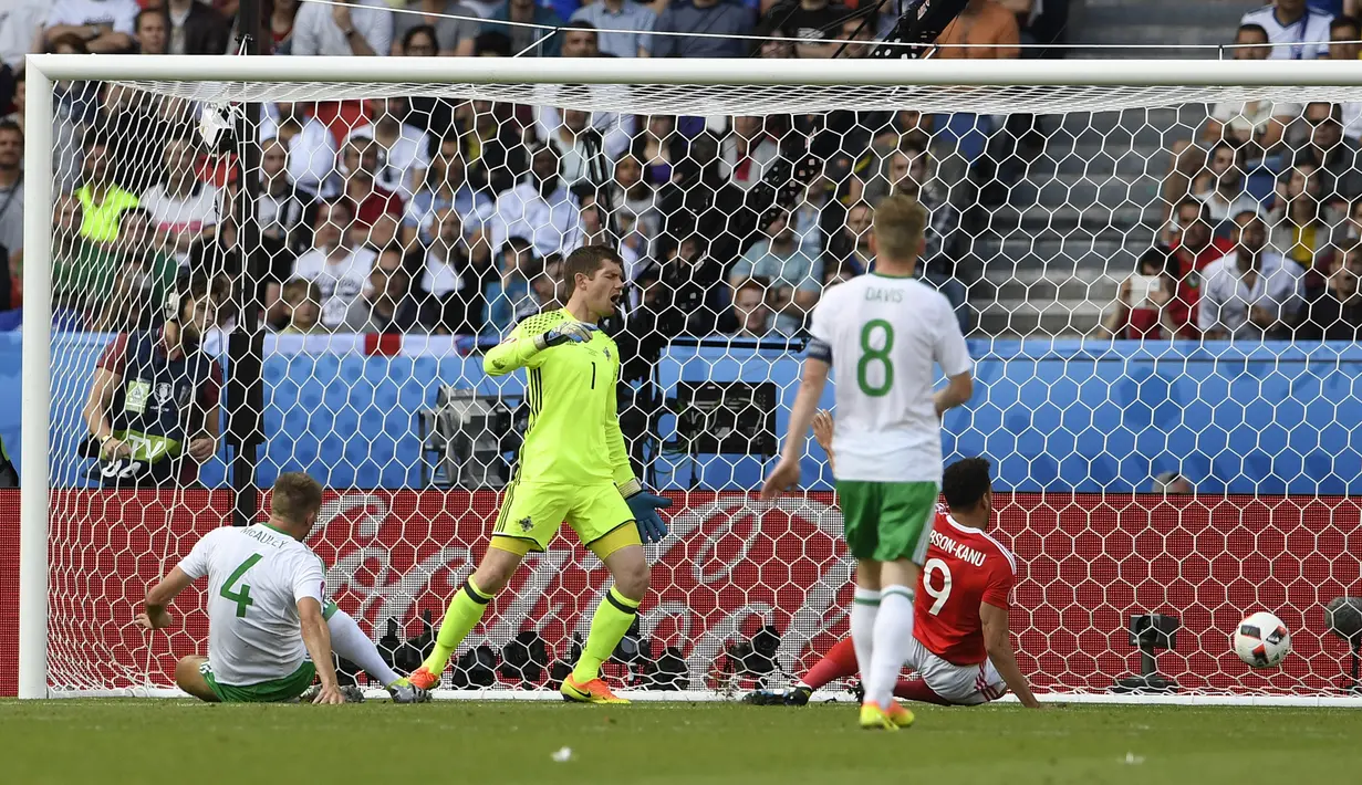 Gareth McAuley. Adalah pencetak gol bunuh diri ke-9 sepanjang sejarah Euro. Saat itu Irlandia berhadapan dengan Wales di laga 16 Besar Euro 2016, 25 Juni 2016. Gol terjadi di menit ke-75 saat skor masih 0-0. Hasil akhir Irlandia kalah 0-1. (Foto: AFP/Miguel Medina)