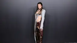 Julia Fox berpose saat menghadiri Pembukaan Pameran Mugler Couturissime di Museum Brooklyn  di New York City pada 15 November 2022. Aktris dan model Italia 32 tahun itu memamerkan perut kencangnya dan mengenakan blazer abu-abu dengan potongan di bagian depan. (Theo Wargo/Getty Images/AFP)