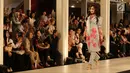 Artis Artika Sari Devi memperagakan busana karya perancang Tities Sapoetra dalam Fashion Nation 2018, Jakarta, Jumat (20/4/). Tities berkolaborasi dengan LtPro meluncurkan koleksi bertema 'Malako' atau 'Lembut'. (Liputan6.com/Herman Zakharia)