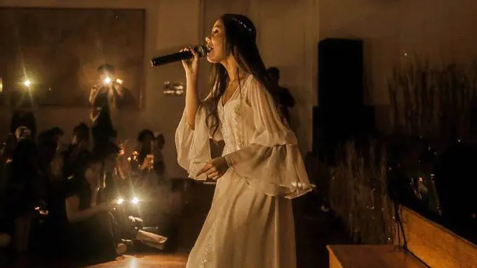 Gaya Fashion Modis dan Elegan Ala Nadin Amizah