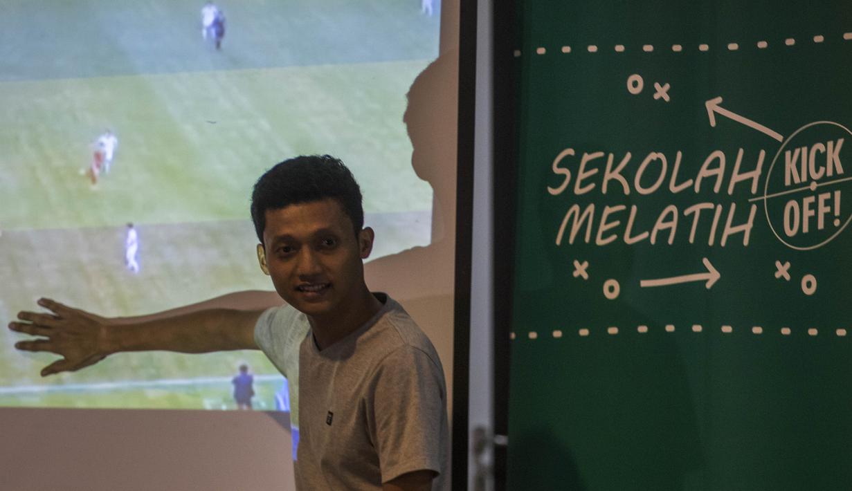 Analis Taktik Kick Off Indonesia, Noval Azis, menjadi pembicara pada diskusi Bincang Taktik di Kantor Bola.com, Jakarta, Rabu (16/11/2016). (Bola.com/Vitalis Yogi Trisna)