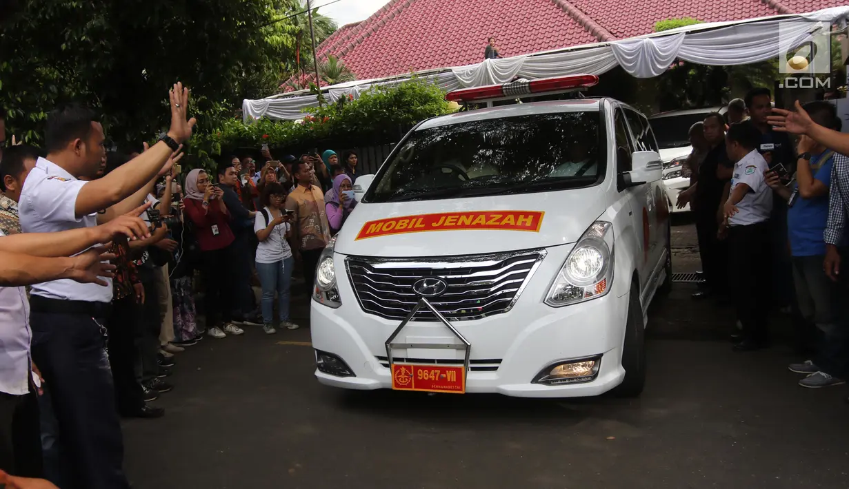 Mobil ambulans membawa jenazah Probosutedjo meninggalkan rumah duka menuju Bandara Halim Perdanakusuma, Jakarta, Senin (26/3). (Liputan6.com/Arya Manggala)
