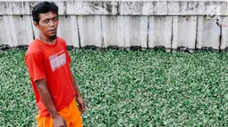 Petugas beraktivitas di sekitar lokasi uji coba tanaman eceng gondok di Kali Inlet 3, Tanjung Priok, Jakarta, Selasa (4/12). Eceng gondok mulai ditanam Pemprov DKI sebagai salah satu strategi menjernihkan sungai di Jakut. (Liputan6.com/Immanuel Antonius)