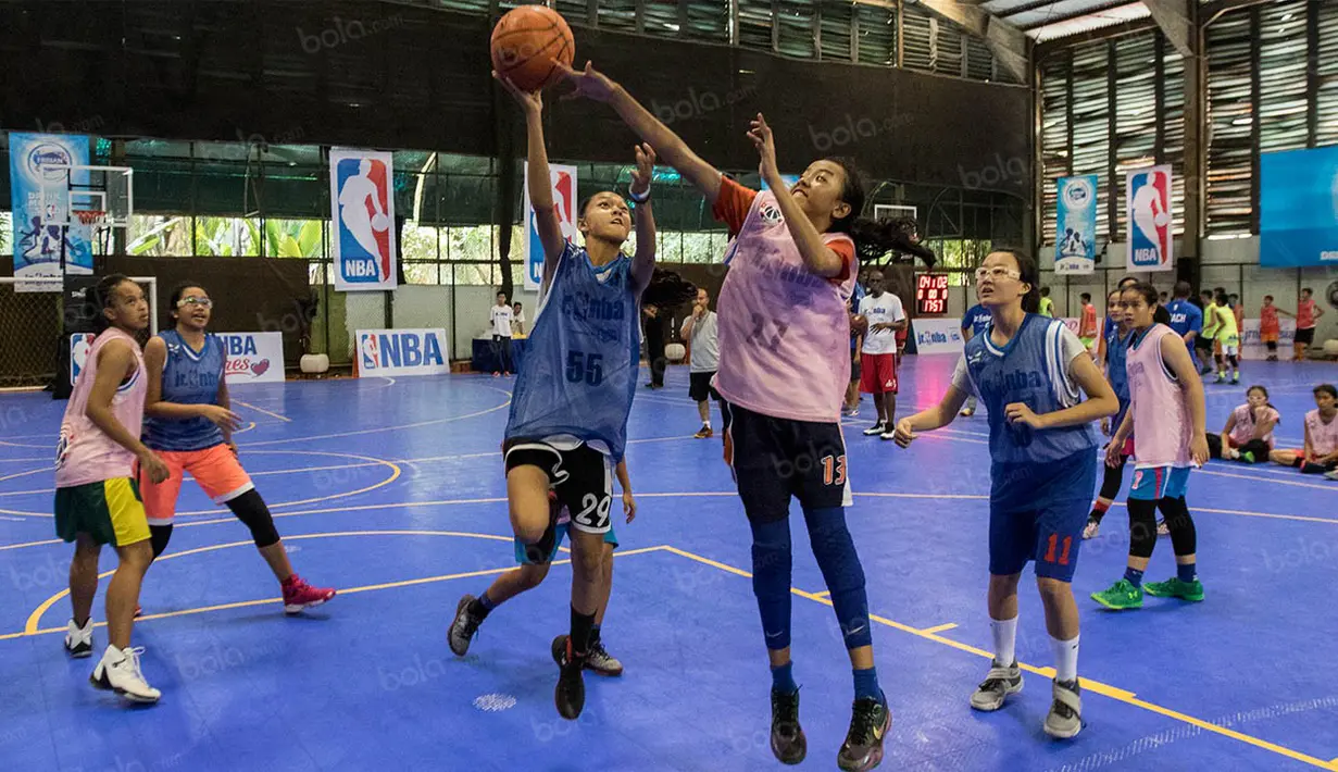 Tak hanya pebasket putra, para pebasket putri juga antusias mendapatkan pelatihan dari pebasket NBA, Marvin Williams. (Bola.com/Vitalis Yogi Trisna)