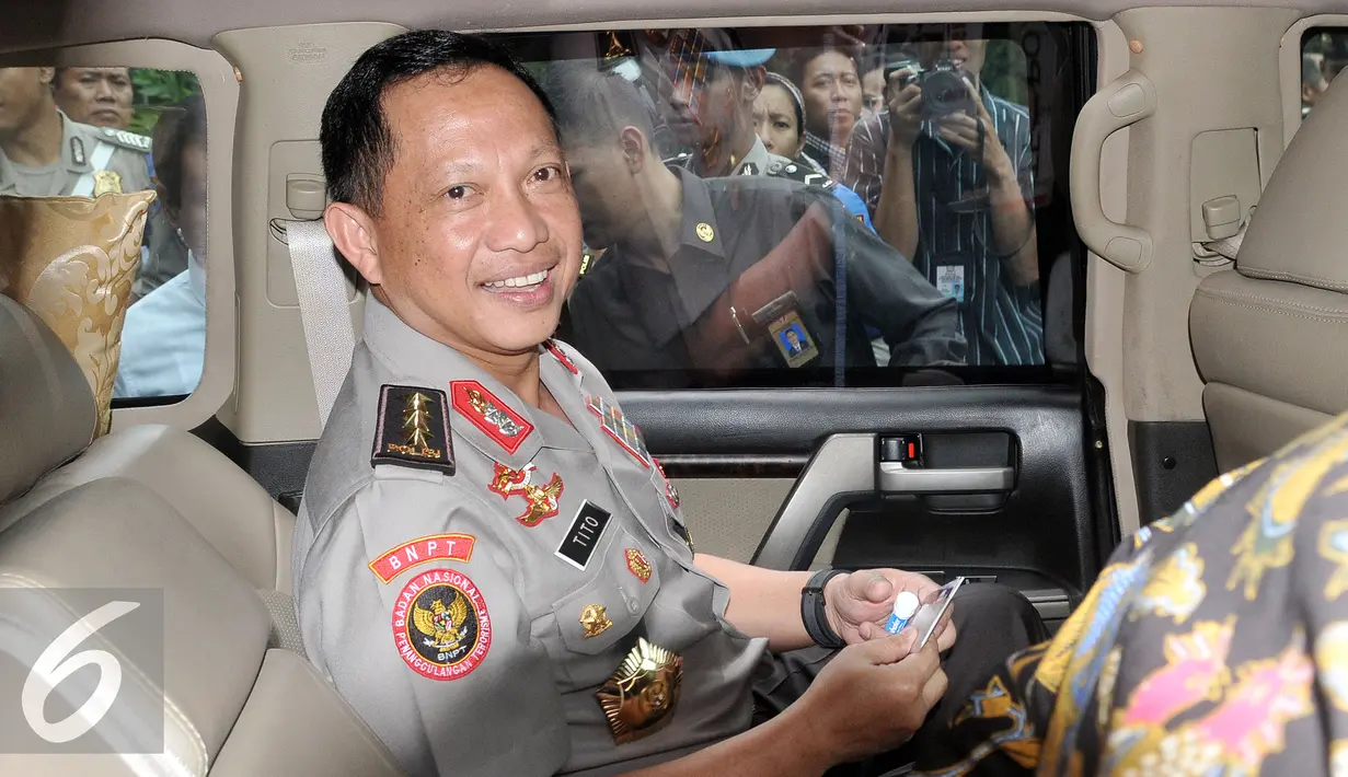 Kapolri terpilih Komjen (Pol) Tito Karnavian berada di dalam mobil usai mengikuti sidang paripurna dengan agenda pengesahan dirinya sebagai calon Kapolri di Kompleks Parlemen, Jakarta, Senin (27/6). (Liputan6.com/Johan Tallo)