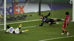 Pemain Real Madrid Vinicius Junior (kiri) mencetak gol pembuka timnya pada pertandingan sepak bola final Liga Champions antara Liverpool dan Real Madrid di Stade de France, Saint Denis, Prancis, 28 Mei 2022. Real Madrid mengalahkan Liverpool 1-0. (AP Photo/Christophe Ena)