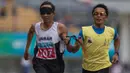 Atlet Jawa Barat, Abdul Halim Dalimunthe, memenangi nomor 200 meter putra pada Peparnas XV di Stadion Gelora Bandung Lautan Api, Bandung, Kamis (20/10/2016). (Bola.com/Peksi Cahyo) 