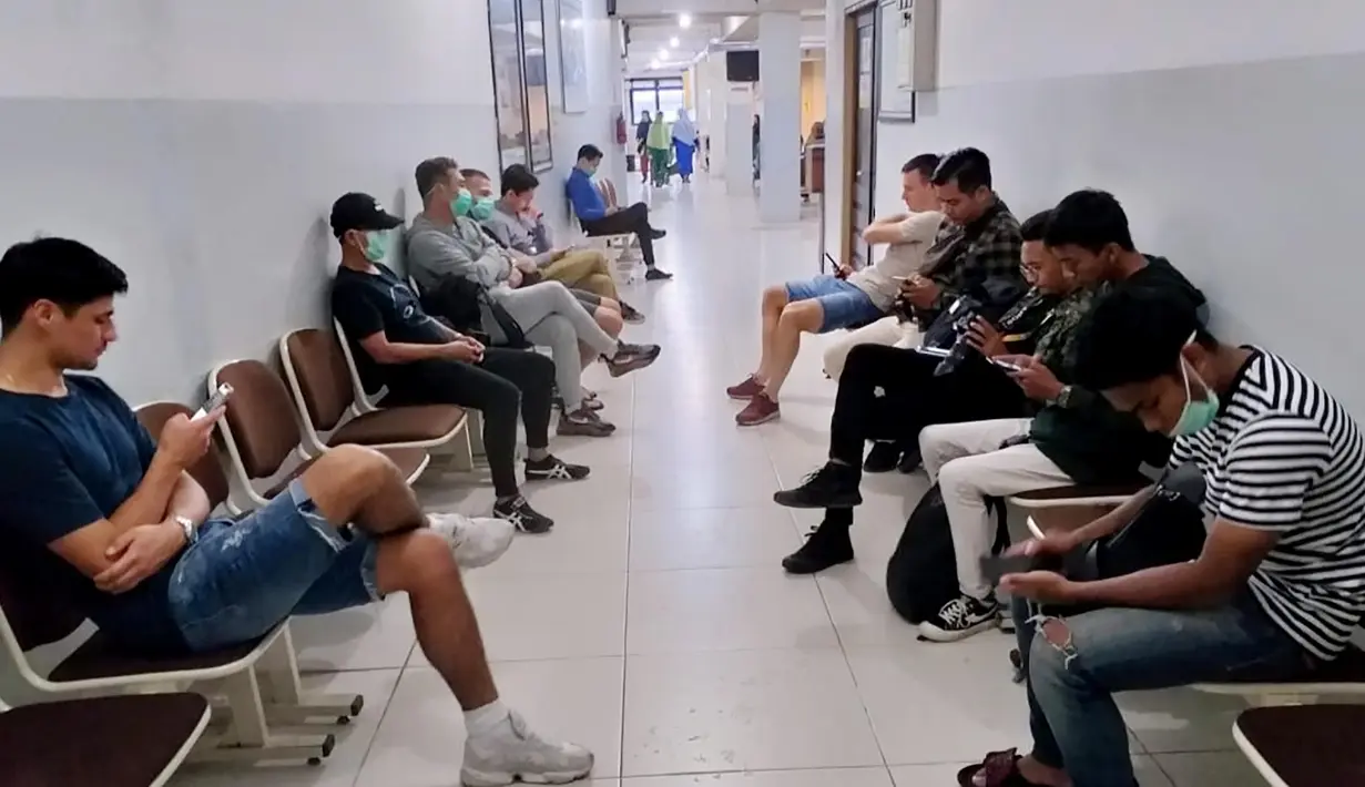 Tim Barito Putera berada di ruang tunggu RS Sari Mulia Banjarmasin untuk tes kesehatan terkait virus Corona yang konon menimpa asisten pelatih Yunan Helmi. (Dokumentasi Barito Putra/Gatot Susetyo)