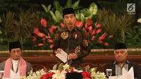 Presiden Jokowi memberi sambutan saat buka puasa bersama di Istana Negara, Jakarta, Jumat (18/5). Tamu undangan terdiri dari pimpinan lembaga negara, menteri Kabinet Kerja, tokoh agama Islam, Kadin Indonesia, dan Apindo. (Liputan6.com/Angga Yuniar)
