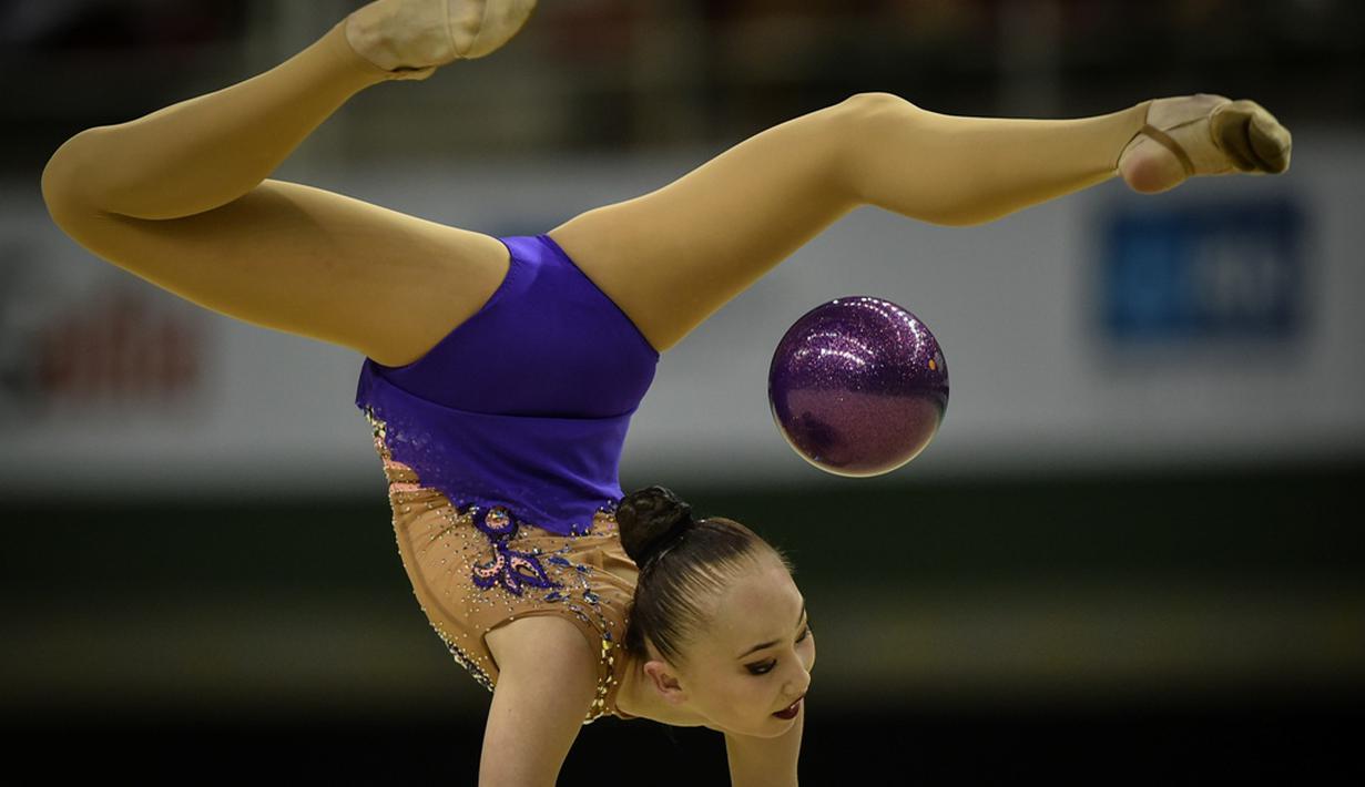 Pesenam Kazakistan, Sabina Ashirbayeva, beraksi di nomor final individual senam ritmik dalam tes event Olimpiade Rio 2016 di Rio Olympic Arena, Rio de Janeiro, Brazil, (22/4/2016). (AFP/Yasuyoshi Chiba)