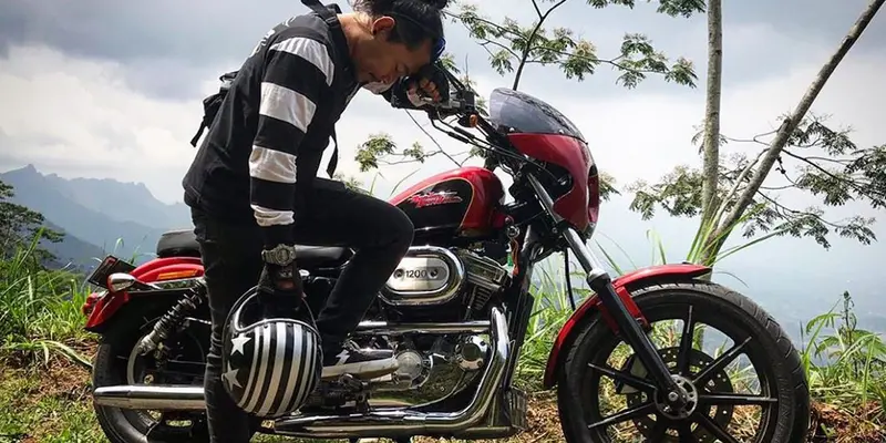 FOTO: Gaya Macho Cella Kotak Saat Naik Motor, Modis Banget