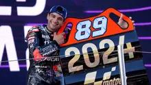 Juara dunia baru Ducati, pebalap Spanyol, Jorge Martin, merayakan kemenangan di podium setelah MotoGP Solidarity Grand Prix Barcelona di Circuit de Catalunya pada 17 November 2024 di Montmelo di pinggiran Barcelona. Jorge Martin memenangkan gelar juara dunia MotoGP setelah unggul 24 poin pada akhir pekan terakhir musim ini di Barcelona. (Manaure Quintero/AFP)