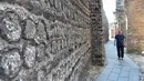 Wisatawan berjalan menyusuri situs bersejarah Dijicheng di wilayah Yangcheng, Provinsi Shanxi, China, Selasa (7/7/2020). Dibangun dan dikembangkan pada era Dinasti Ming dan Qing, kota kuno Guoyu dan situs bersejarah Dijicheng adalah kompleks benteng kuno yang khas di China utara. (Xinhua/Chai Ting)