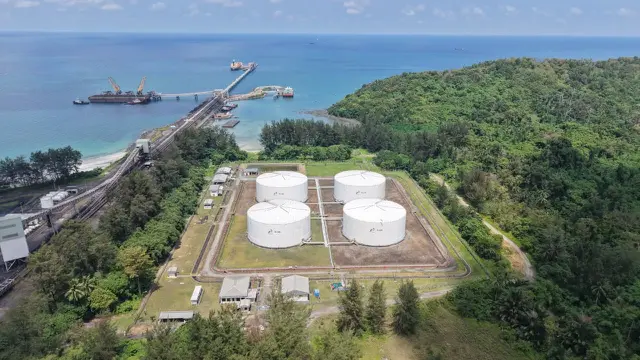Penyaluran Biosolar Industri B50 dari Fuel Terminal Indonesia Bulk Terminal (IBT) Pulau Laut, Kalimantan Selatan. (Dok Elnusa)
