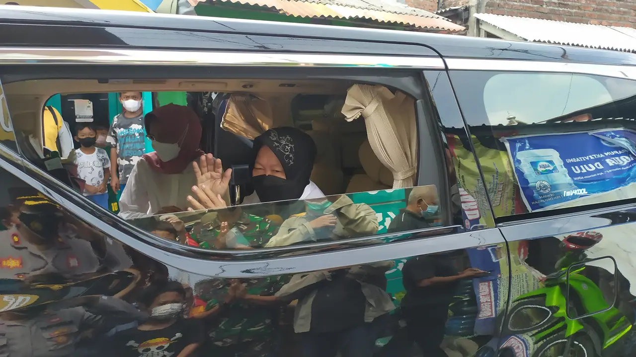 Menteri Sosial Tri Rismaharini menemui keluarga korban bencana kebakaran tempat hiburan malam Double O (Liputan6.com / Dian Kurniawan)