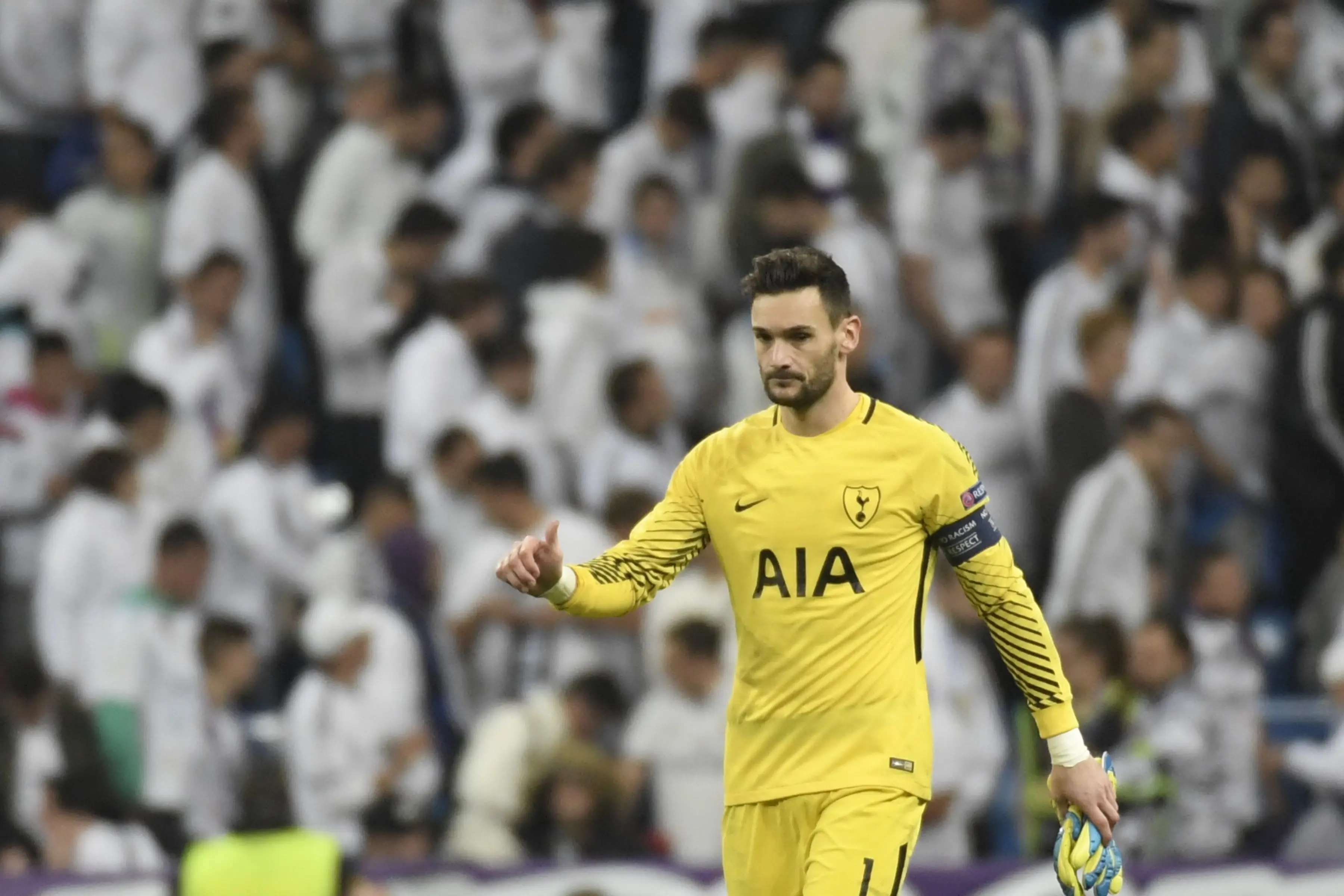 Hugo Lloris menjadi kunci sukses Tottenham Hotspur meraih satu poin di markas Real Madrid. Laga ketiga Grup H Liga Champions 2017/2018 di Santiago Bernabeu itu berakhir dengan skor 1-1. (GABRIEL BOUYS / AFP)