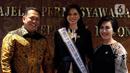 Ketua MPR Bambang Soesatyo (kiri) foto bersama runner up Puteri Indonesia 2020 Kalista Iskandar di Kompleks Parlemen, Senayan, Jakarta, Kamis (12/3/2020). Puteri Indonesia 2020 Ayu Maulida dan sejumlah runner up didaulat menjadi Duta MPR RI. (Liputan6.com/Johan Tallo)