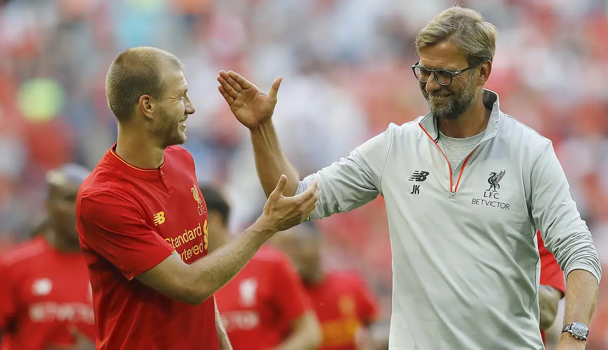 Pelatih Liverpool, Juergen Klopp, tampak gembira usai menang atas Barcelona pada laga ICC 2016 di Stadion Wembley, London, Inggris, Sabtu (6/8/2016). Liverpool berhasil menang 4-0 atas Barcelona. (AP/Frank Augestein)
