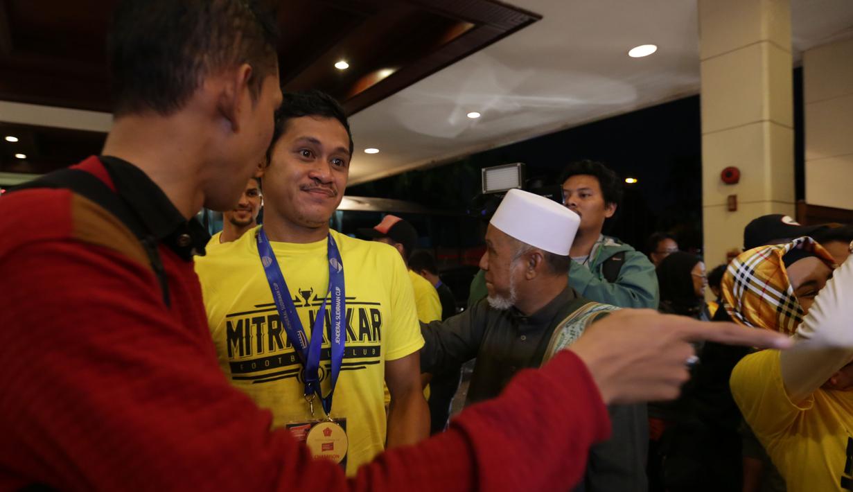 Pemain Mitra Kukar, Rizky Pellu, disambut suporter Mitra Kukar saat tiba di Hotel Sultan, Jakarta, seusai menjuarai Piala Jenderal Sudirman, Minggu (24/1/2016). (Bola.com/Arief Bagus)