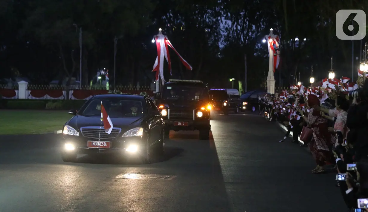 Kendaraan yang membawa Presiden Joko Widodo atau Jokowi tiba di Istana Merdeka, Jakarta, Minggu (20/10/2019). Usai dilantik menjadi Presiden RI untuk kedua kalinya, Jokowi  langsung kembali ke Istana Merdeka. (Liputan6.com/Angga Yuniar)