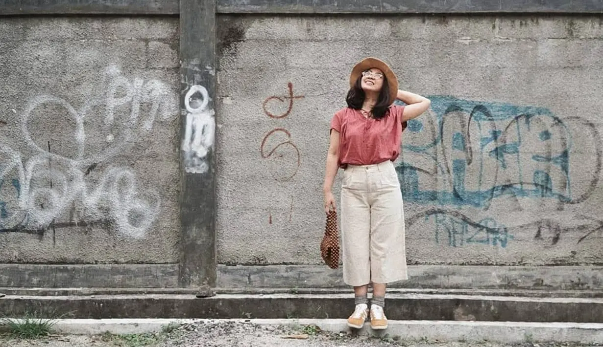 Astrid Sartiasari pun cukup sering mengunggah berbagai kegiatannya di media sosial. Penampilan dari ibu satu anak ini pun kerap terlihat memesona. (Liputan6.com/IG/@astridbasjar)