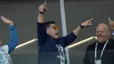 Legenda sepakbola Argentina, Diego Maradona merayakan gol Sergio Aguero saat melawan Islandia pada laga grup D Piala Dunia 2018 di Spartak Stadium, Moskow (16/6/2018). Argentina hanya bermain imbang 1-1. (AFP/Juan Mabromata)