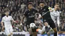 Cristiano Ronaldo (kanan) berusaha mengejar bola dari kaki pemain PSG, Marquinhos (tengah) pada laga 16 besar Liga Champions di  Santiago Bernabeu stadium, Madrid, (14/2/2018).  Madrid menang 3-1. (AFP/Christophe Simon)