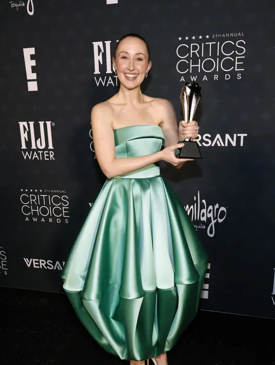 Erin Doherty memenangkan “Best Supporting Actress In A Limited Series” dan tampil elegan dalam balutan dress hijau satin scuba dengan aksen siluet balon yang begitu unik.
