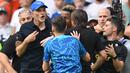 Kedua pelatih top itu terus saling menghardik. Sebagai hukuman, wasit pun mengeluarkan kartu merah bagi keduanya. (AFP/Glyn Kirk)